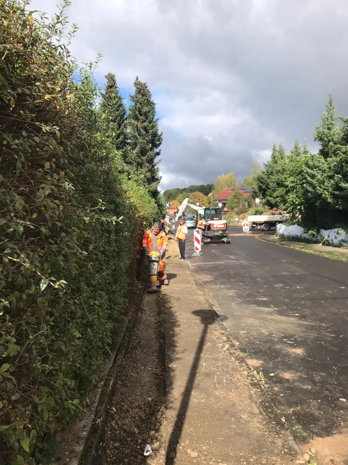 Sümbül, Arbeiter beim Pflastern des Bodens nach der Kabelverlegung im Untergrund